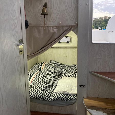 Bateau-Gite Sur Le Halage De La Mayenne L'Huisserie Eksteriør bilde