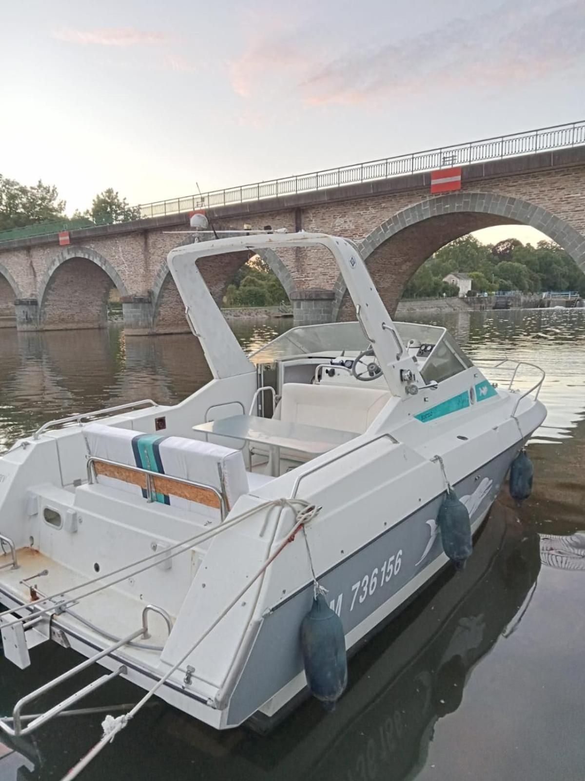 Bateau-Gite Sur Le Halage De La Mayenne L'Huisserie Eksteriør bilde